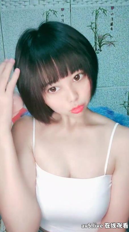 [MP4][原创国产精选]OSTP9377 圆圆脸C罩杯短发新人美女，性感吊带小背心，拿出假屌磨蹭骚穴，骑坐抽插猛捅，菊花门口磨蹭，掏出大奶子很柔软